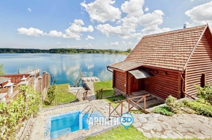 Котедж на березі озера Дідово