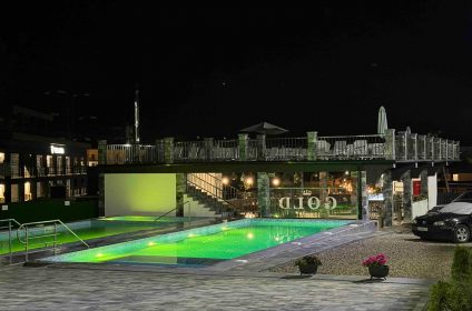 Готель Gold у Солотвино, територія ввечері, басейни