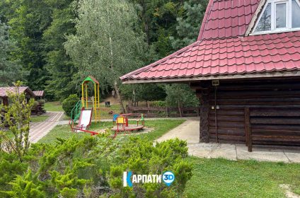 Астур, територія, дитячий майданчик