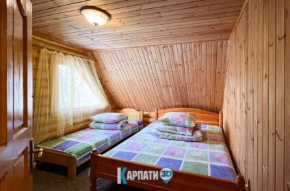 Садиба на схилі Красії у Юри