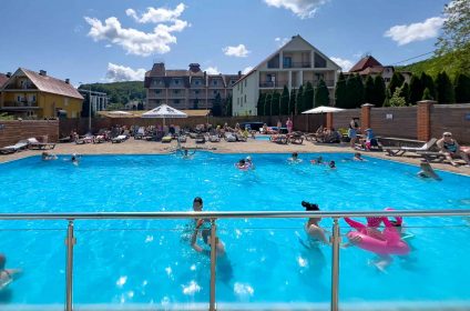 Поляна басейн