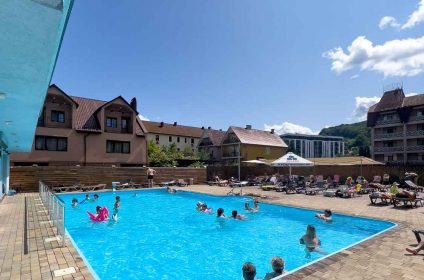 Поляна басейн